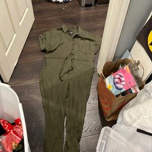 Nwot gap size 10 jumpsuit